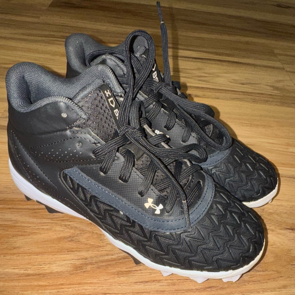 Under Armour- Boys Leadoff Mid 3.0 baseball cleats